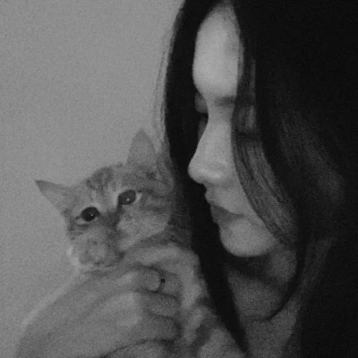 酷酷的黑白系女生抱着猫咪的头像图片(图101)