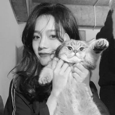 酷酷的黑白系女生抱着猫咪的头像图片(图91)
