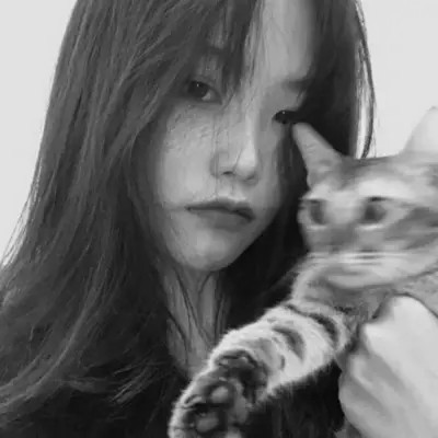 酷酷的黑白系女生抱着猫咪的头像图片(图70)