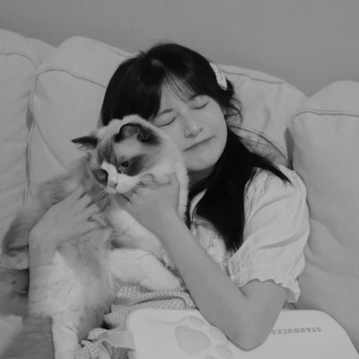 酷酷的黑白系女生抱着猫咪的头像图片(图143)