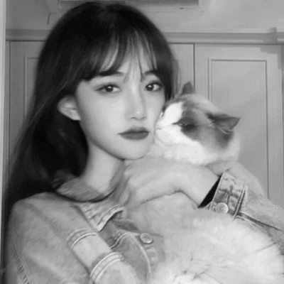 酷酷的黑白系女生抱着猫咪的头像图片(图50)