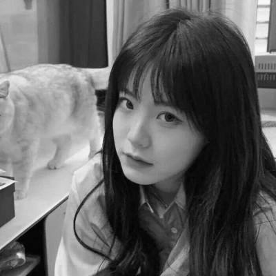 女生黑白色系高清真人头像图片(图69)