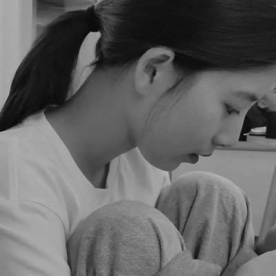 女生黑白色系高清真人头像图片(图80)