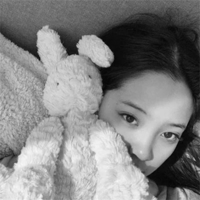 女生黑白色系高清真人头像图片(图83)