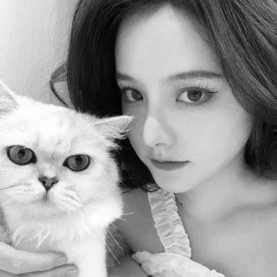 酷酷的黑白系女生抱着猫咪的头像图片(图131)