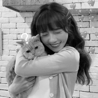 酷酷的黑白系女生抱着猫咪的头像图片(图176)