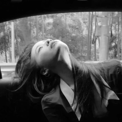 黑白气质微信女生头像图片(图40)