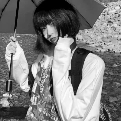女生黑白色系高清真人头像图片(图82)