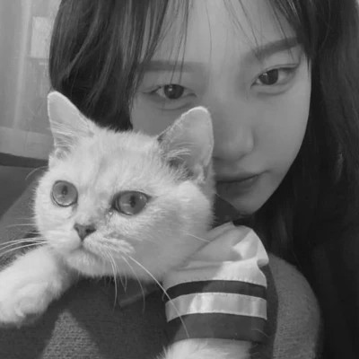 酷酷的黑白系女生抱着猫咪的头像图片(图168)