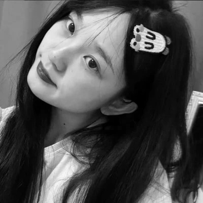 女生黑白色系高清真人头像图片(图104)