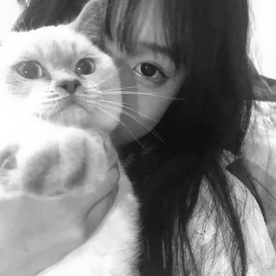 酷酷的黑白系女生抱着猫咪的头像图片(图144)