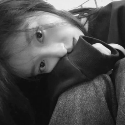 女生黑白色系高清真人头像图片(图106)