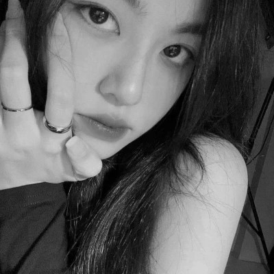 女生黑白色系高清真人头像图片(图97)