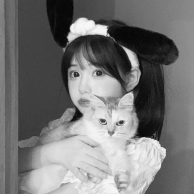 酷酷的黑白系女生抱着猫咪的头像图片(图191)