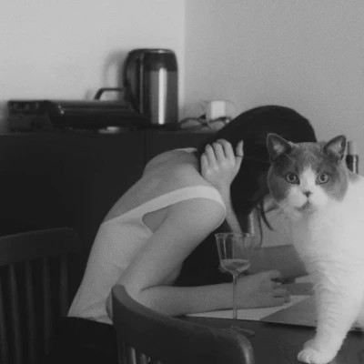 酷酷的黑白系女生抱着猫咪的头像图片(图102)