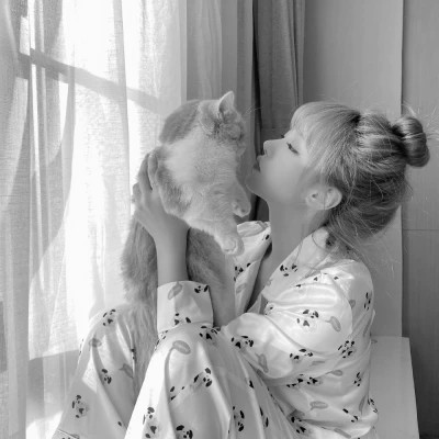 酷酷的黑白系女生抱着猫咪的头像图片(图121)