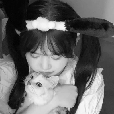酷酷的黑白系女生抱着猫咪的头像图片(图189)
