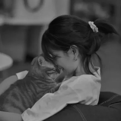 酷酷的黑白系女生抱着猫咪的头像图片(图147)