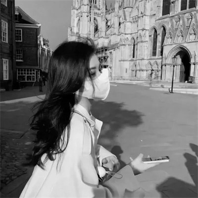 女生黑白色系高清真人头像图片(图74)