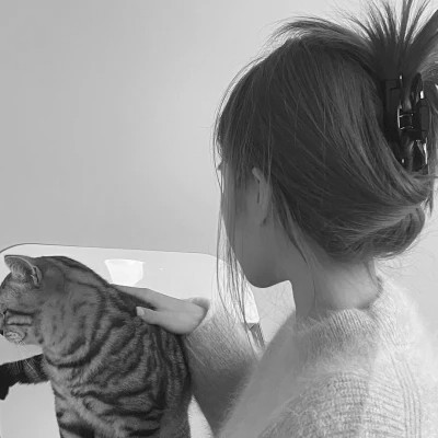 酷酷的黑白系女生抱着猫咪的头像图片(图77)