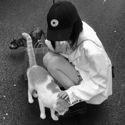 酷酷的黑白系女生抱着猫咪的头像图片(图93)
