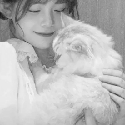 酷酷的黑白系女生抱着猫咪的头像图片(图159)