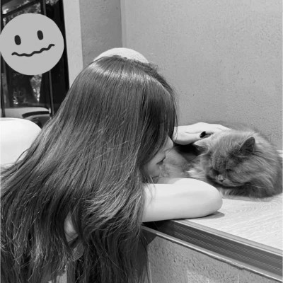 酷酷的黑白系女生抱着猫咪的头像图片(图186)