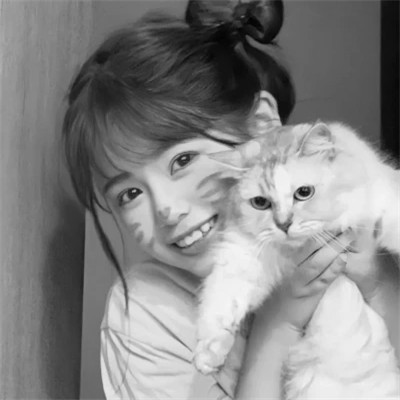 酷酷的黑白系女生抱着猫咪的头像图片(图164)