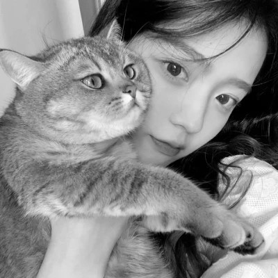 酷酷的黑白系女生抱着猫咪的头像图片(图111)