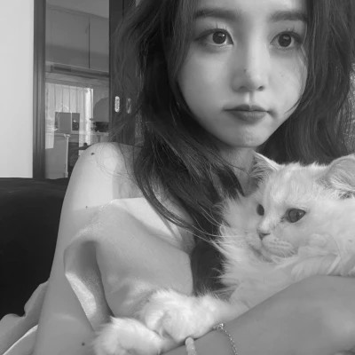 酷酷的黑白系女生抱着猫咪的头像图片(图122)