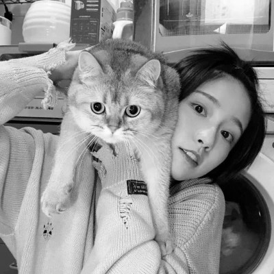 酷酷的黑白系女生抱着猫咪的头像图片(图120)