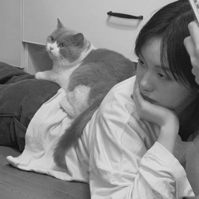 酷酷的黑白系女生抱着猫咪的头像图片(图173)