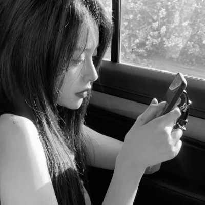 黑白气质微信女生头像图片(图41)