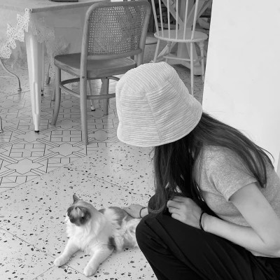 酷酷的黑白系女生抱着猫咪的头像图片(图108)