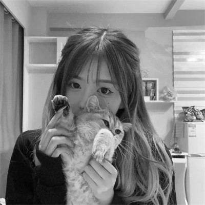 酷酷的黑白系女生抱着猫咪的头像图片(图128)