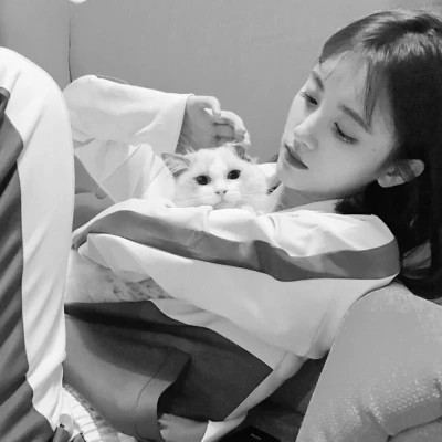 酷酷的黑白系女生抱着猫咪的头像图片(图140)