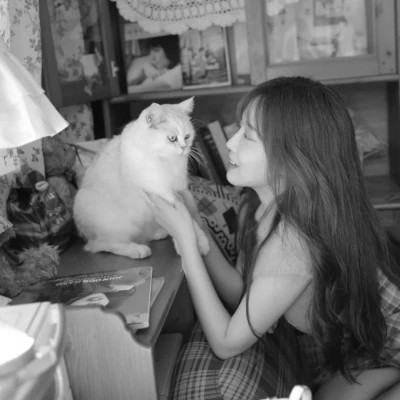 酷酷的黑白系女生抱着猫咪的头像图片(图132)