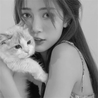 酷酷的黑白系女生抱着猫咪的头像图片(图56)