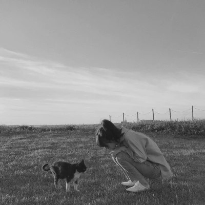 酷酷的黑白系女生抱着猫咪的头像图片(图88)
