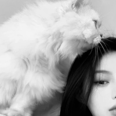 酷酷的黑白系女生抱着猫咪的头像图片(图49)