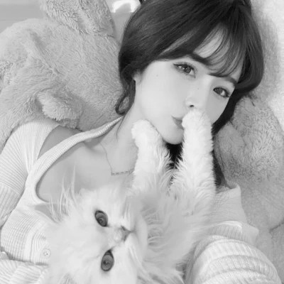 酷酷的黑白系女生抱着猫咪的头像图片(图185)