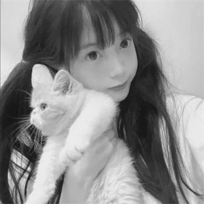 酷酷的黑白系女生抱着猫咪的头像图片(图172)