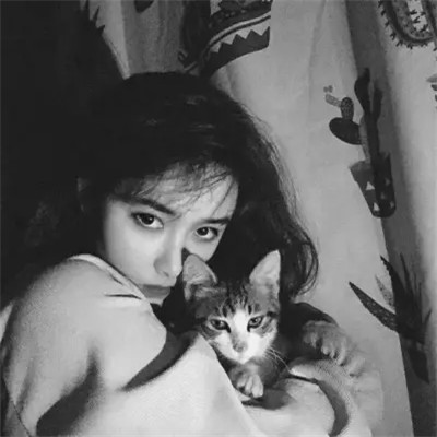 酷酷的黑白系女生抱着猫咪的头像图片(图61)