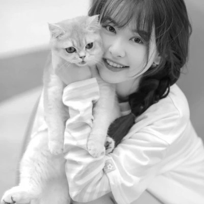 酷酷的黑白系女生抱着猫咪的头像图片(图129)