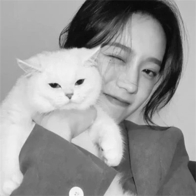 酷酷的黑白系女生抱着猫咪的头像图片(图74)