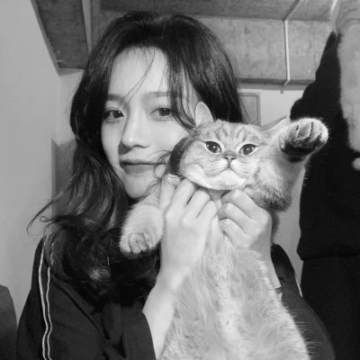 酷酷的黑白系女生抱着猫咪的头像图片(图96)