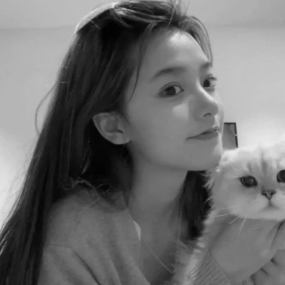 酷酷的黑白系女生抱着猫咪的头像图片(图126)