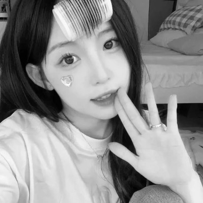 黑白气质微信女生头像图片(图57)