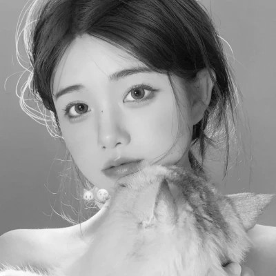 酷酷的黑白系女生抱着猫咪的头像图片(图157)