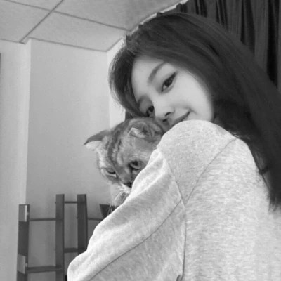 酷酷的黑白系女生抱着猫咪的头像图片(图78)